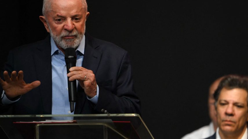 Presidente Lula (PT) e o ministro da Fazenda, Fernando Haddad, em evento da fábrica da Nissan, em Resende (RJ) (Foto: Mauro Pimentel/AFP)