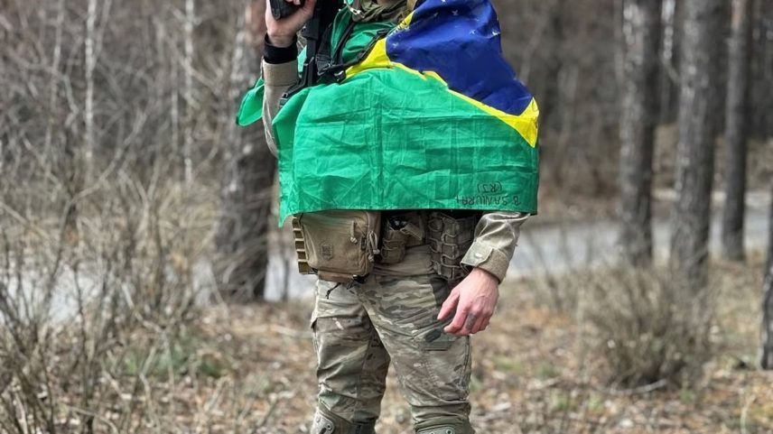 Rafael Leite, ex-marceneiro, passou por treinamento antes de ir para o front: brasileiros só perdem para colombianos entre estrangeiros. (Foto: Arquivo pessoal)