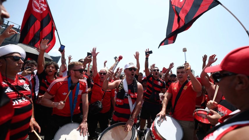 Torcida do Flamengo faz festa antes de jogo com Chelsea na Filadélfia (Foto: FRANCK FIFE / AFP)