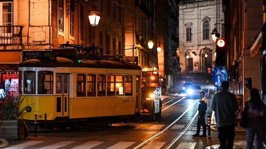 Policial observa bonde rebocado no centro de Lisboa após apagão (Foto: Patricia de Melo Moreira/AFP)