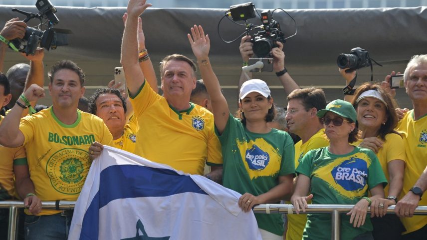 Bolsonaro e Michelle: desta vez, ela não foi (Foto: Nelson Almeida/AFP)