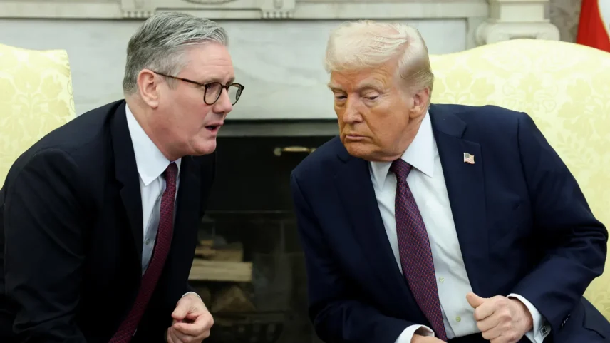 Primeiro-ministro do Reino Unido, Keir Starmer, e o presidente dos EUA, Donald Trump, no Salão Oval em fevereiro (Foto: Reuters)