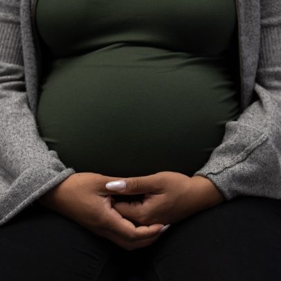 Mulheres negras têm mais filhos e se tornam mães mais cedo, revela Censo