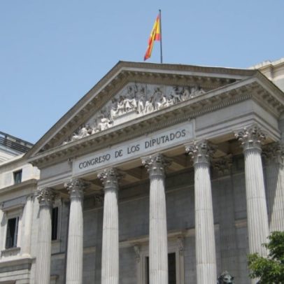 Espanha aprova pena de prisão para pastores que realizarem terapias de conversão