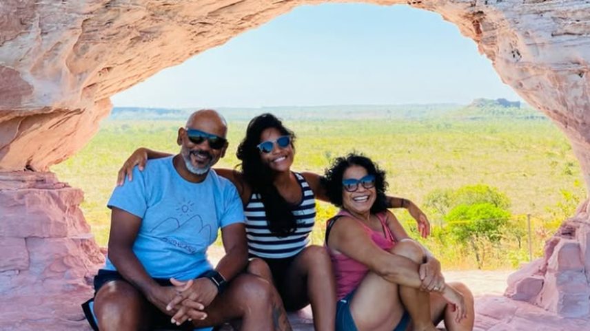 Juliana com os pais Manoel e Estela, em viagem ao Jalapão, em 2024 (Foto: Álbum de Família)