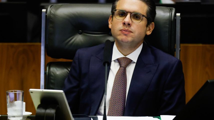 O presidente da Câmara dos Deputados, Hugo Motta (Republicanos-PB), durante a ordem do dia da sessão plenária da quarta-feira, 25 de junho de 2025, que chamou à pauta o PDL (projeto de decreto legislativo) que susta os efeitos dos decretos do governo Lula que aumentam o Imposto sobre Operações Financeiras (IOF). Por 383 votos a 98, o plenário da Câmara aprovou na noite da quarta, 25, o projeto de decreto do governo que elevava o IOF. (Foto: Wilton Junior/Estadão Conteúdo)