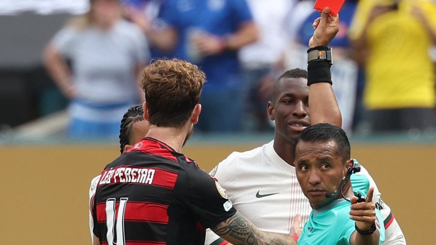 Nicolas Jackson, do Chelsea, recebe cartão vermelho por entrada em Ayrton Lucas, do Flamengo (Foto: Franck Fife/AFP)