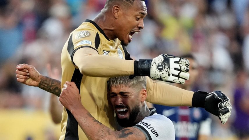 Barboza e John comemoram vitória do Botafogo sobre o PSG em duelo do Mundial (Foto: Reuters/Kirby Lee)