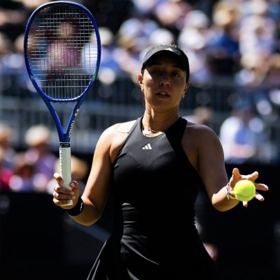 Pegula derrota compatriota e avança para semifinal contra Noskova