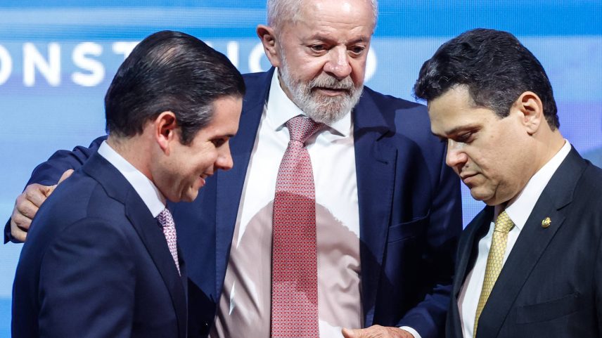 O presidente Luiz Inácio Lula da Silva (centro) em encontro com os presidentes da Câmara, Hugo Motta (à esq.), e do Senado, Davi Alcolumbre. (Foto: Gabriela Biló - 11.fev.25/Folhapress)