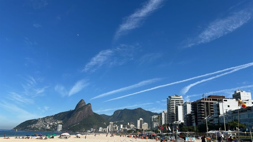 Manhã de sol e céu limpo na Praia do Leblon (Foto: Gabriel de Paiva / Agência O Globo)