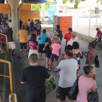 Idosos enfrentam longas filas em Madureira para obter cartão Jaé