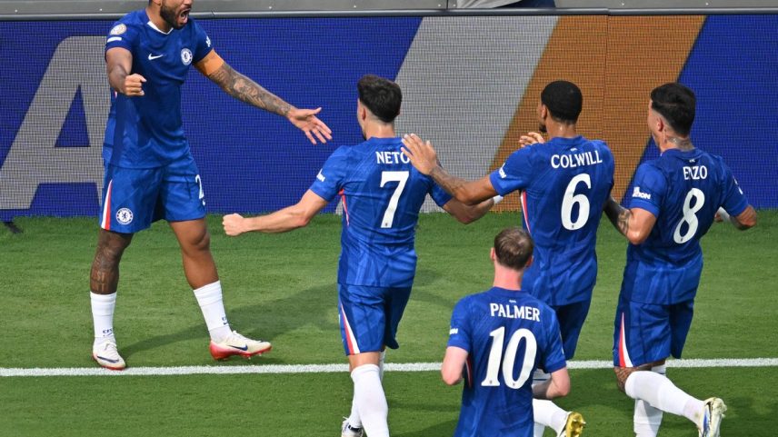 Reece James (de frente) marcou o gol da vitória (Foto: ANGELA WEISS / AFP)
