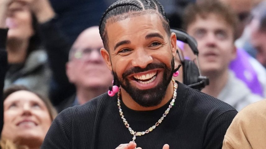 Drake exibiu seus músculos abdominais em uma selfie no espelho e aparentemente provocou o próximo álbum 'Iceman' em uma série de postagens. (Foto: Reprodução)