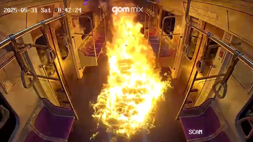 Homem incendeia vagão lotado no metrô de Seul, na Coreia do Sul, em 31 de maio de 2025. Imagens de câmera de segurança divulgadas em 25 de junho mostram a ação. (Foto: Promotoria do distrito sul de Seul via Reuters)