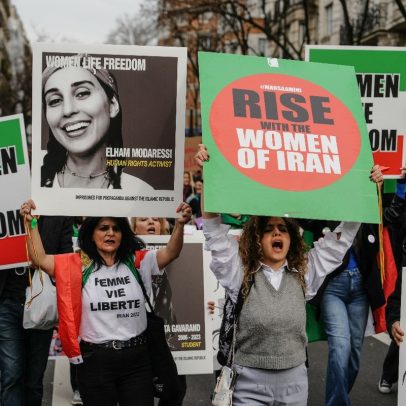Mulheres iranianas lutam por liberdade e igualdade em meio à opressão