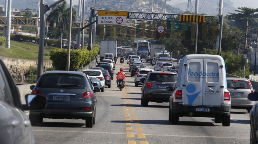Trânsito na Linha Amarela, sentido Barra da Tijuca (Foto: Fabiano Rocha / Agência O Globo)