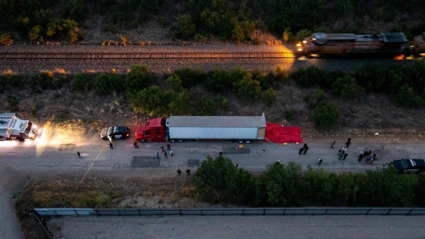 Caminhão que levava os migrantes abandonado em San Antonio, no Texas — Foto: JORDAN VONDERHAAR/AFP