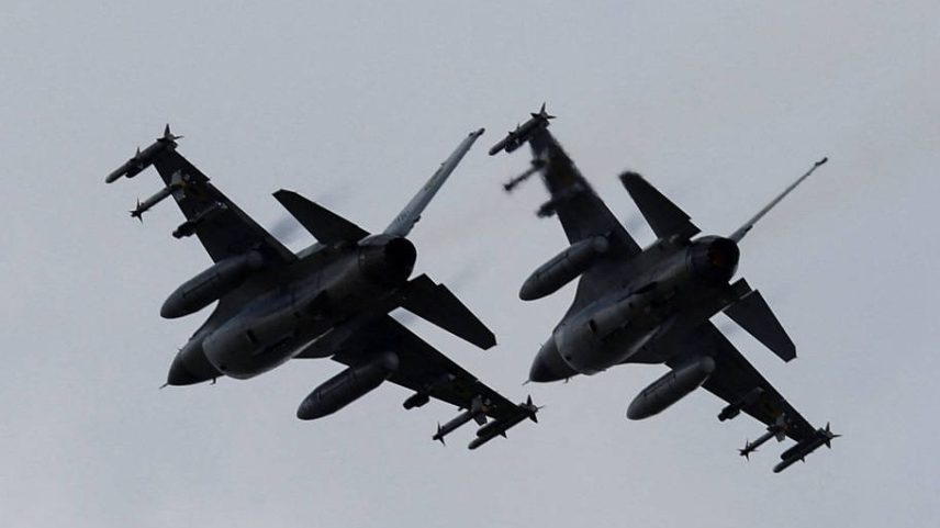Dois F-16 ucranianos durante a apresentação do modelo pelo presidente Volodimir Zelenski em agosto de 2024 (Foto: Valentin Ogirenko - 4.ago.2024/Reuters)