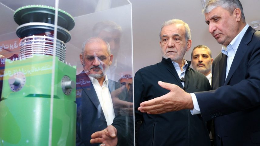 Presidente iraniano, Masoud Pezeshkian, e chefe da Organização de Energia Atômica do Irã, Mohammad Eslami, são fotografados durante o 'Dia Nacional da Tecnologia Nuclear', em Teerã (Foto: Presidência do Irã via AFP)