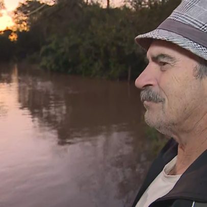 Morador de Porto Alegre enfrenta frio e cheia para voltar para casa