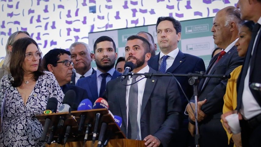 Parte da bancada do PL reunida no salão verde da Câmara dos Deputados (Foto: Divulgação/PL)