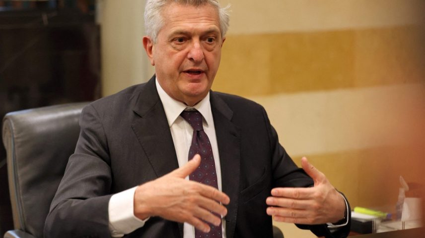 Chefe do Acnur, Filippo Grandi, fala durante encontro com o premier do Líbano no palácio do governo em Beirute (Foto: Anwar Amro / AFP)