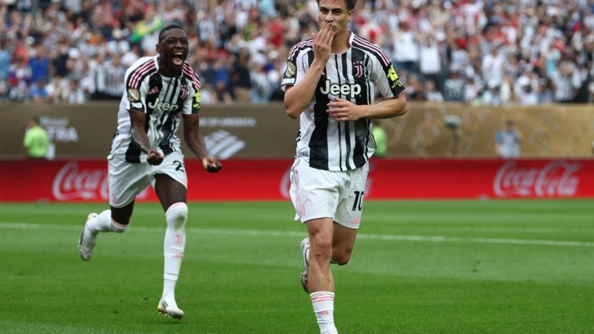 Kenan Yıldız comemora um dos dois gols que marcou na goleada da Juventus por 4 a 1 contra o Wydad Casablanca (Foto: FRANCK FIFE / AFP)