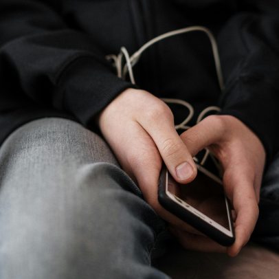 Adolescente mata avó e fere avô após ser proibido de usar celular