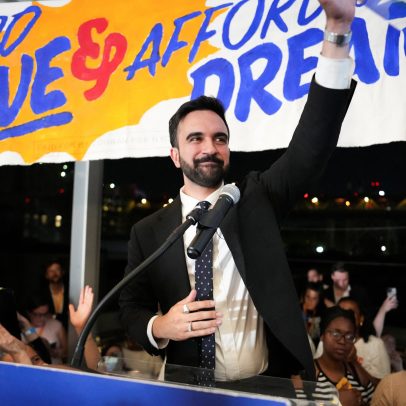 Socialista surpreende e vence primárias em Nova York, desafiando a elite democrata