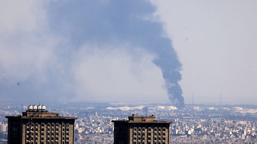 Fumaça sobe perto de uma refinaria de petróleo em Teerã, no Irã, após um ataque israelense, no quinto dia de confronto entre os dois países (Foto: Atta Kenare/AFP)