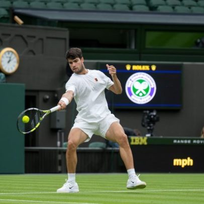 Alcaraz e Djokovic se preparam para Wimbledon em treino na quadra central