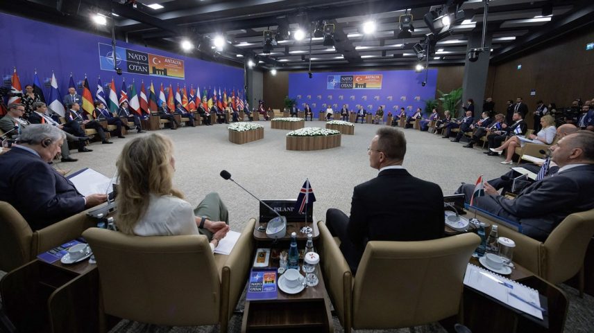 Ministros de países integrantes da Otan em reunião na Turquia nesta quinta-feira (Foto: AFP)