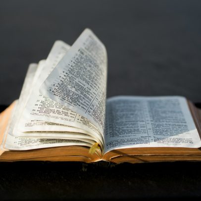 A nação enfrenta desafios que revelam sua decadência e fragilidade social