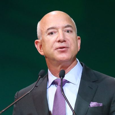 Bezos planeja vender US$ 5,4 bilhões em ações durante celebração de casamento