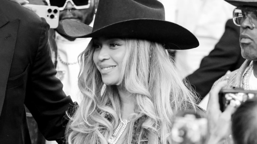 Beyoncé lidou com o problema técnico de seu carro voador durante sua recente parada na Cowboy Carter Tour como uma profissional, e está levando na esportiva com uma música perfeita. (Foto: Reprodução)
