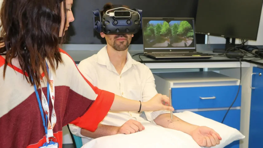 A imersão na natureza por meio da realidade virtual pode ajudar a melhorar a saúde mental e reduzir a dor, segundo Dr. Sam Hughes. (Foto: University of Exeter)