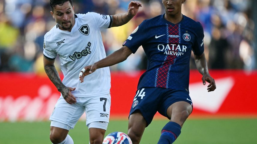 Artur em ação durante PSG x Botafogo, jogo do Mundial (Foto: YURI CORTEZ / AFP)