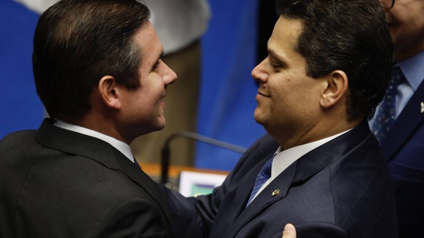 Hugo Motta e Davi Alcolumbre no dia em que foram eleitos presidentes da Câmara e do Senado, respectivamente (Foto: Pedro Ladeira - 1º.fev.25/Folhapress)