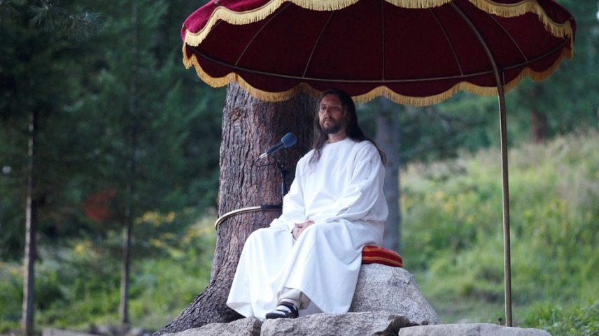 Vissarion, que diz ser o novo Cristo, conduz um culto durante celebração do 'Feriado dos Bons Frutos' em uma vila a sudeste da cidade siberiana de Krasnoyarsk, na Rússia (Foto: Ilya Naymushin/Reuters)