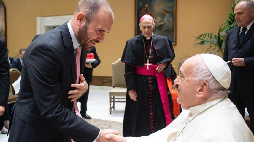 Martín Guzmán em encontro com o papa Francisco no Vaticano: A Comissão do Jubileu foi nomeada pelo Papa Francisco em fevereiro de 2025 para marcar o Ano Jubilar de 2025, quando a Igreja Católica enfatiza o perdão das dívidas e o combate à injustiça e à desigualdade (Foto: Vatican Media)