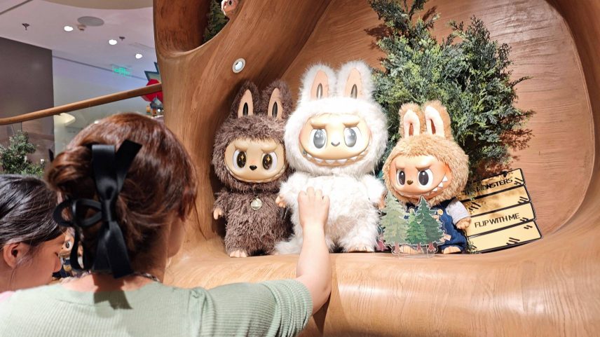 Boneco Labubu em loja da empresa Pop Mart em Xangai, na China (Foto: AFP)
