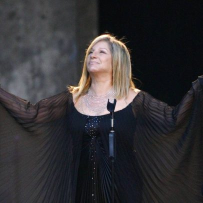 Barbra Streisand lança álbum de duetos com Bob Dylan e Hozier em clima dramático