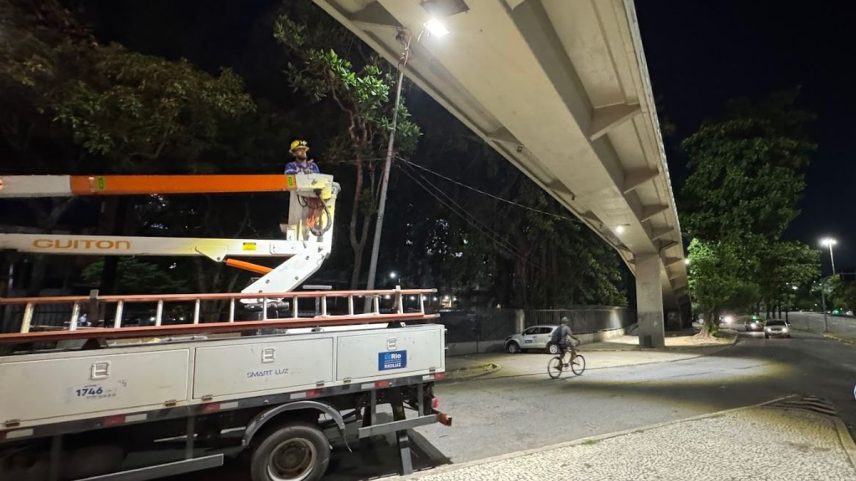 Agentes da RioLuz instalam novas luminárias de LED no entorno do campus da Uerj, no Maracanã (Foto: Divulgação)