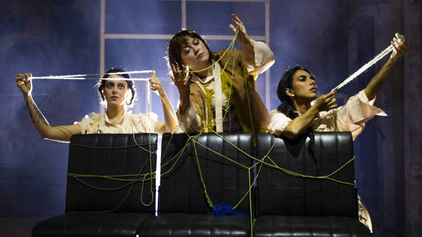 Ju Soveral, Raquel Lacerda e Mayara Lopes são tecelãs na ópera ‘O Afiador de Facas' (Foto: Stig de Lavor/Divulgação)