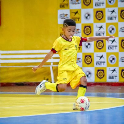 Futebol de base na Zona Norte do Rio se sustenta com rifas e doações