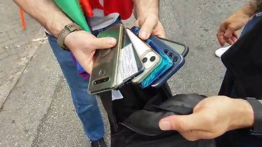 Celulares furtados na Parada LGBT+ recuperados por agentes do departamento de homicídios da Polícia Civil de SP (Foto: Divulgação/Secretaria da Segurança Pública de São Paulo)