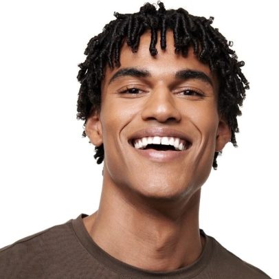 Matheus Hava transforma sua vida de vendedor de sacolé em carreira de modelo internacional
