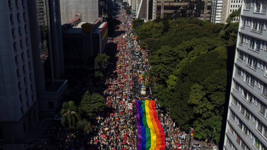 Vista aérea da Parada LGBTQIA+ de 2024 na Avenida Paulista (Foto: MIGUEL SCHINCARIOL/AFP)