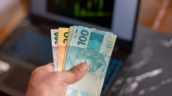 Se os R$ 5 mil fazem parte de uma estratégia maior de investimentos, pode fazer sentido diversificar entre as opções, aproveitando as características específicas de cada uma para diferentes finalidades e prazos. (Foto: Freepik)